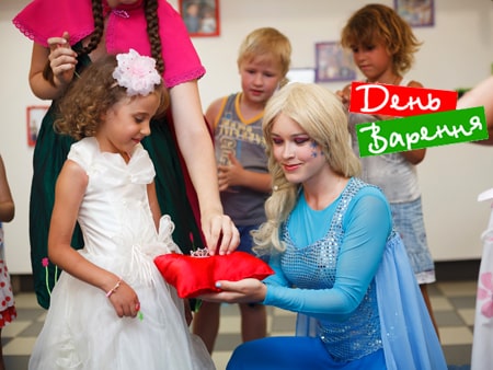 Эльза дарит девочке корону на празднике в Днепре