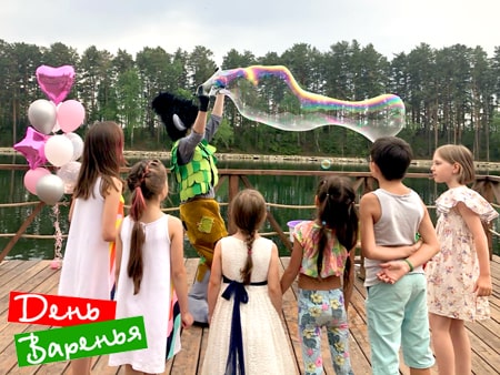 Аниматор и мыльные пузыри на празднике возле реки в Чернигове